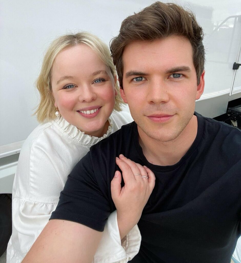 Nicola Coughlan e Luke Newton insieme sul set di Bridgerton 2 Chiffon