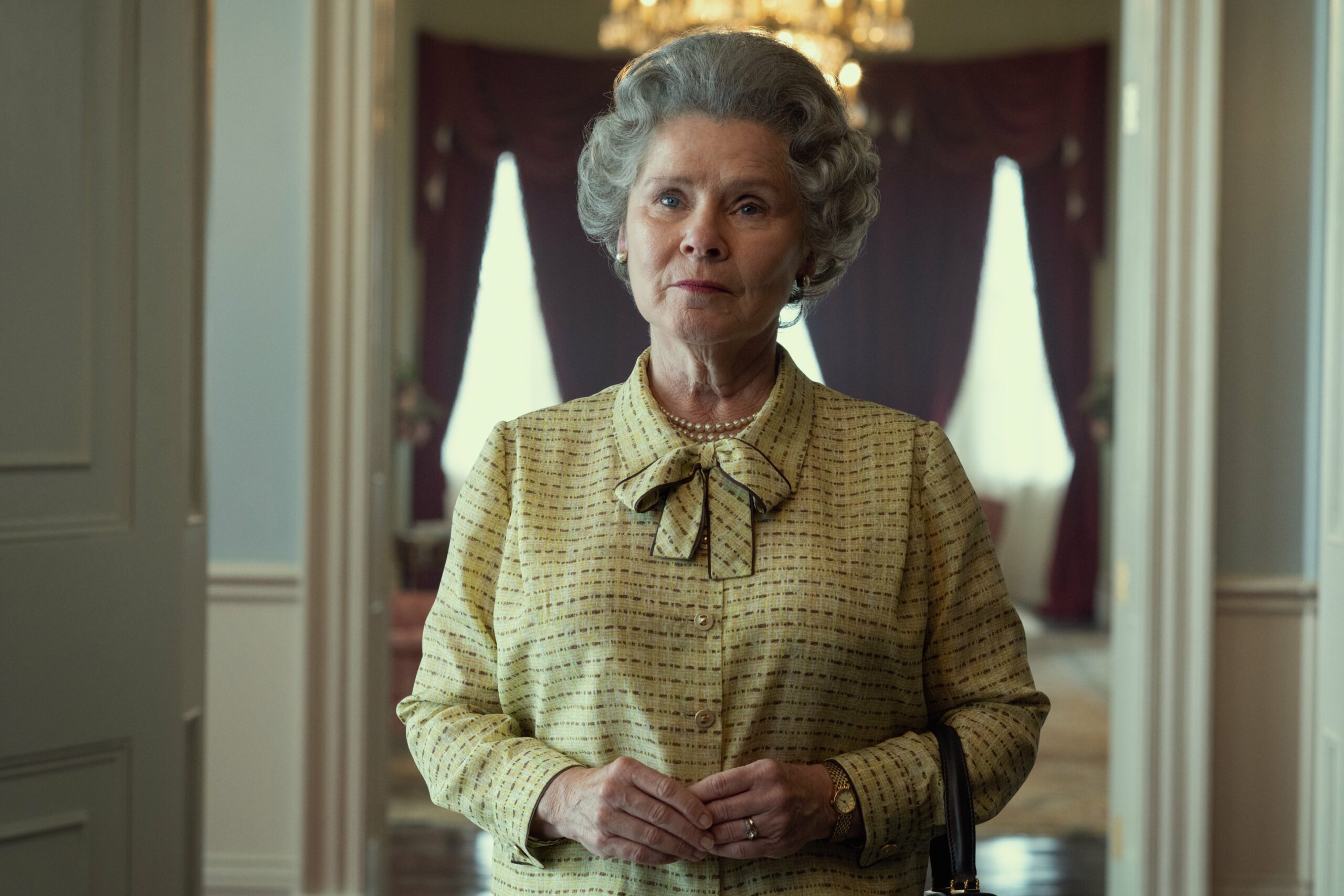 The Crown 5: la prima immagine di Imelda Staunton nei panni della Regina Elisabetta II