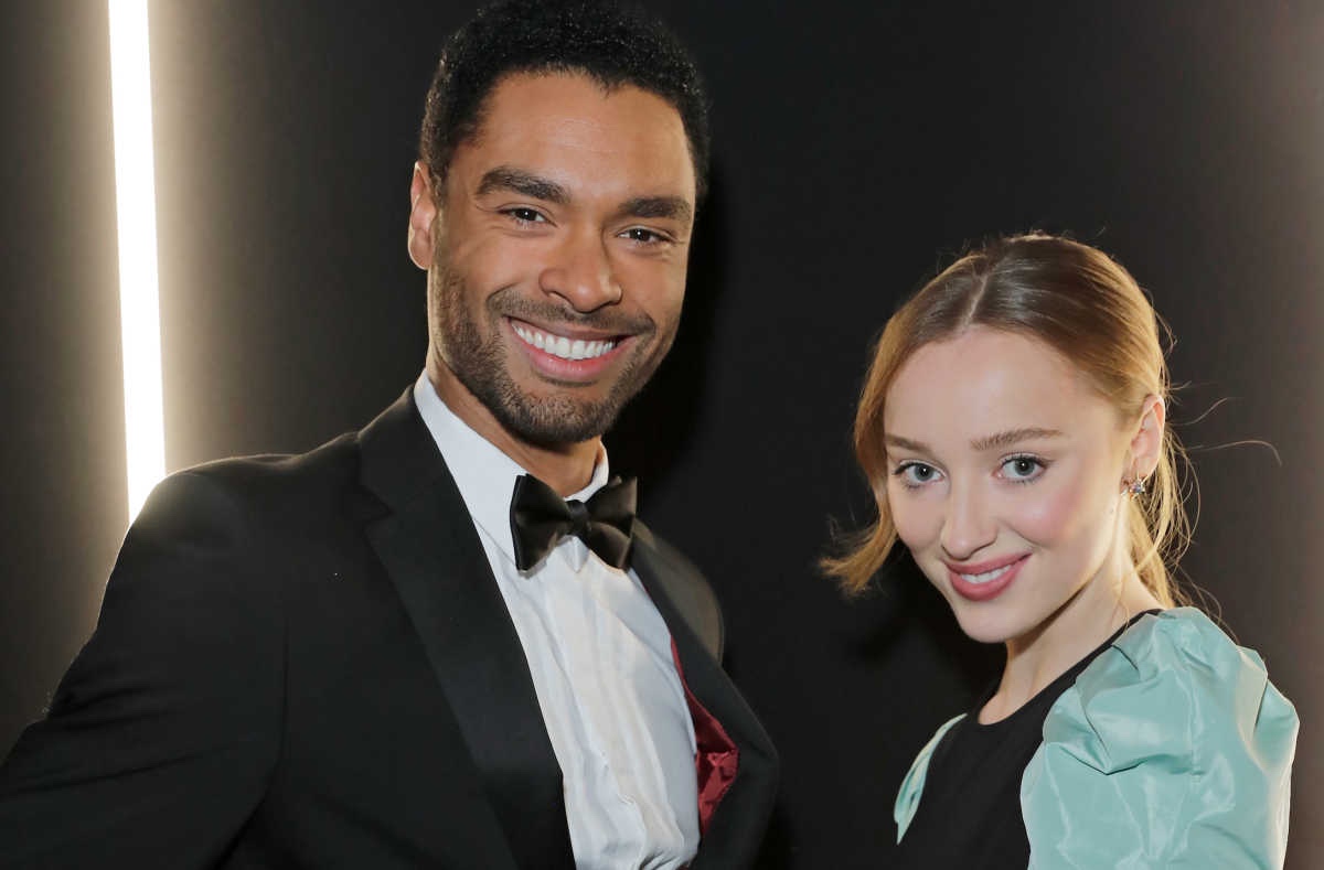 Phoebe Dynevor parla del suo rapporto con Regé-Jean Page: «Io e Regé andiamo molto d’accordo. Siamo ancora molto uniti»