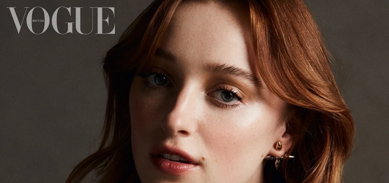 Phoebe Dynevor è tra le 25 donne che hanno plasmato il 2021 secondo Vogue