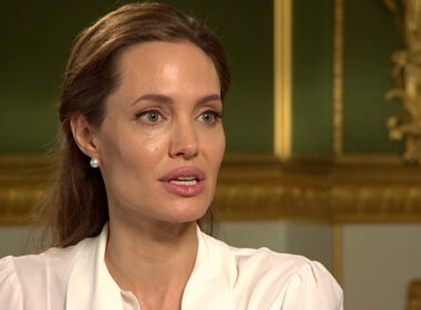 Angelina Jolie parla di Havery Weinstein e della collaborazione con Brad Pitt che l'ha ferita