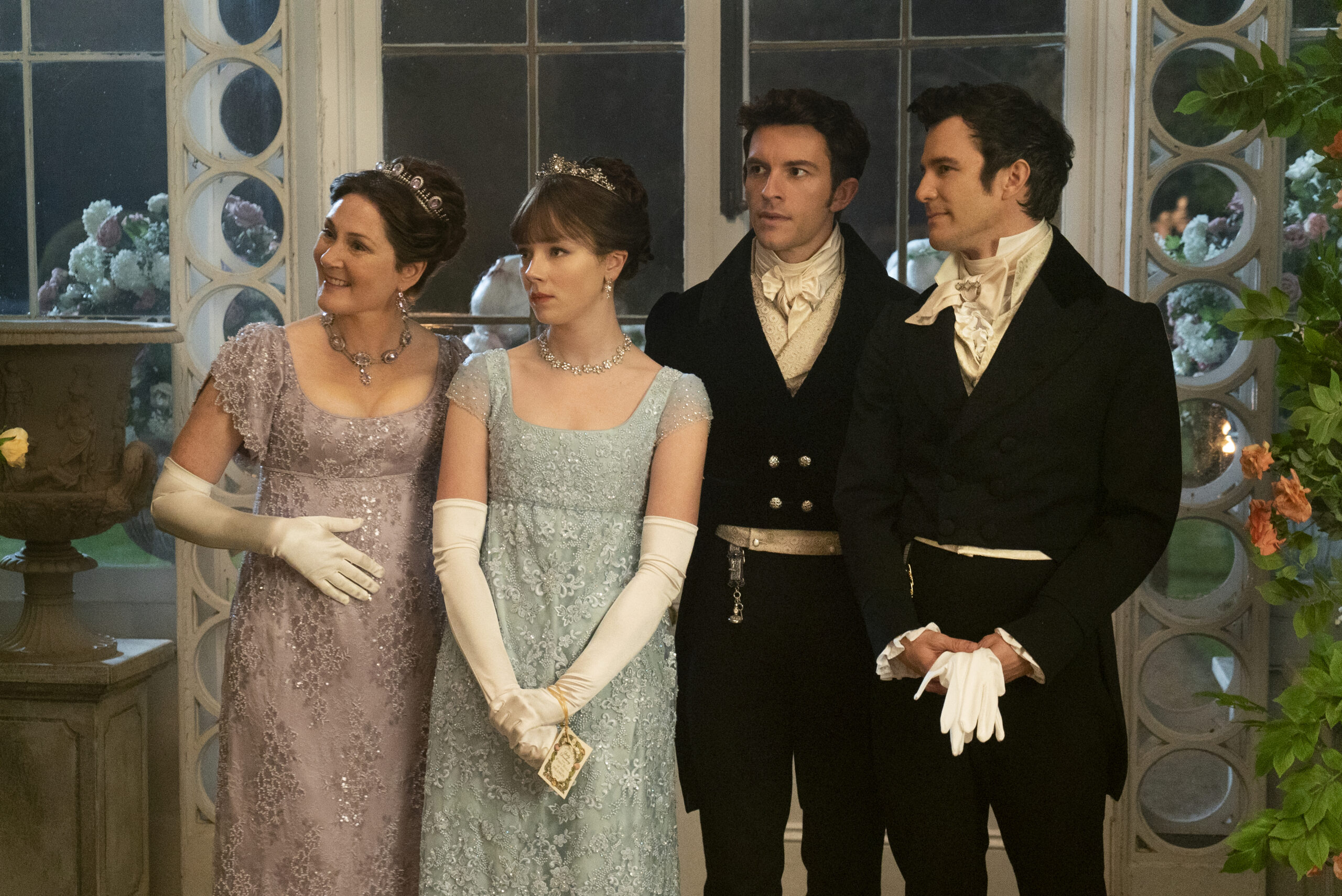Bridgerton 2: le prime immagini della seconda stagione con Jonathan Bailey, Simone Ashley e Charithra Chandra