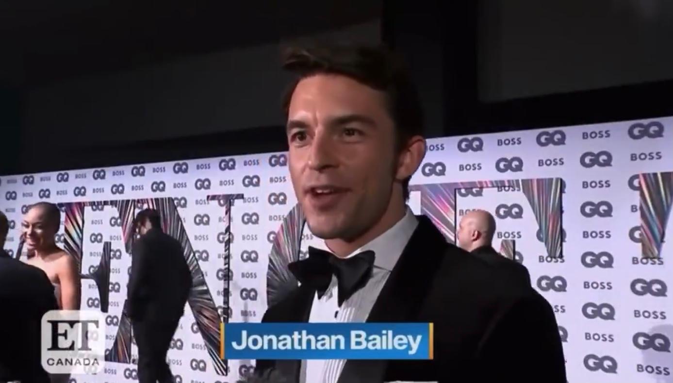 Jonathan Bailey parla di Regé-Jean Page e Phoebe Dynevor e di Bridgerton 2