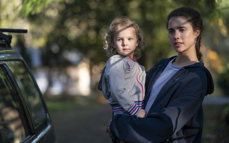 MAID: la nuova serie Netflix con protagonista Margaret Qualley che racconta l'incredibile storia di una giovane madre