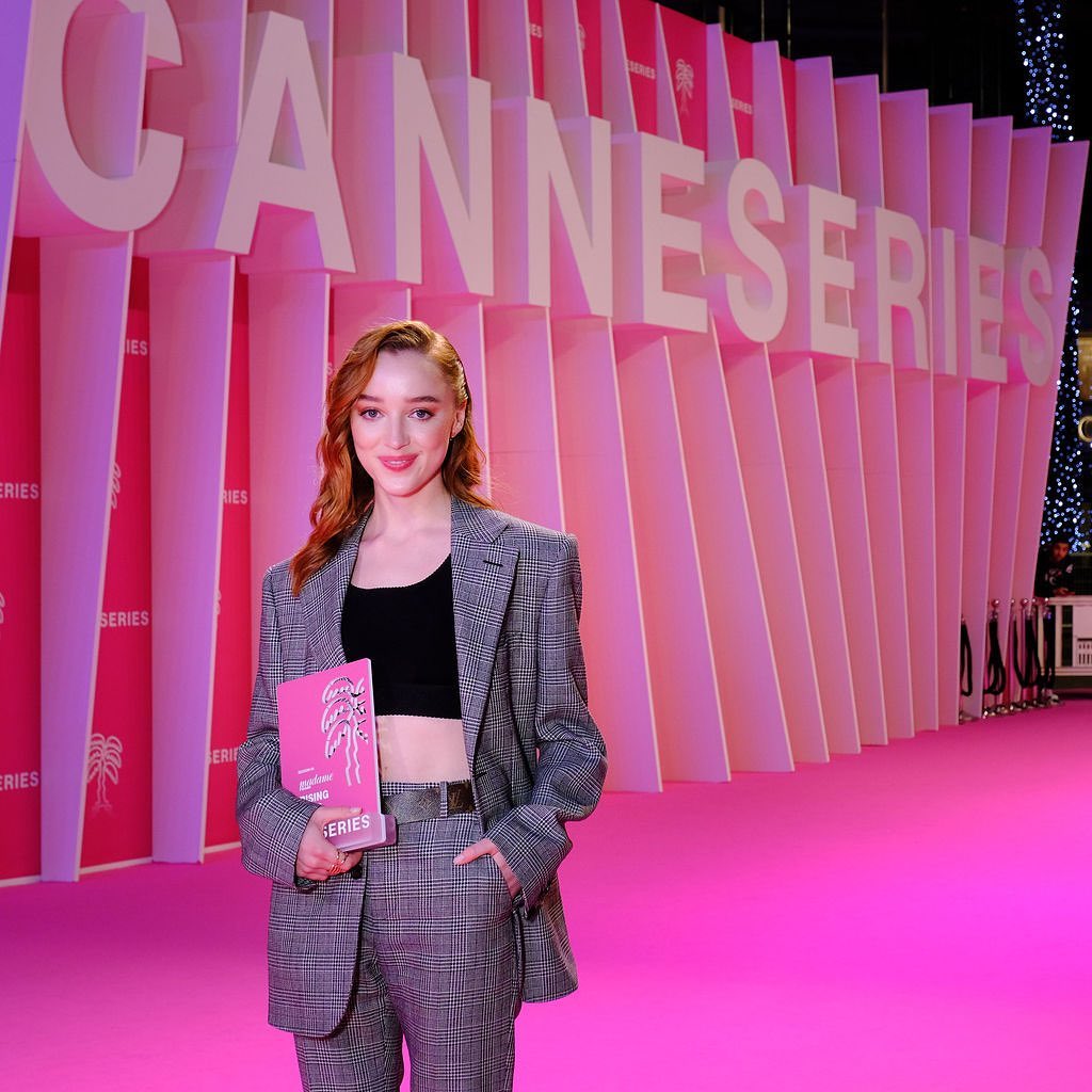 Phoebe Dynevor vince il Rising Star Award  2021 di Canneséries