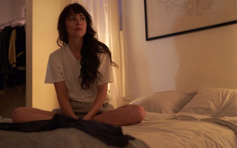 La prima immagine di Dakota Johnson nel film ‘Am I Ok?’ diretto da Tig Notaro e Stephanie Allynne