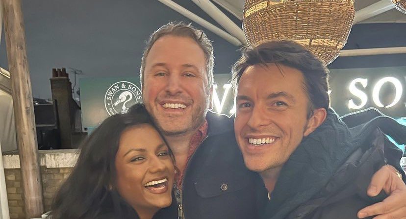 Bridgerton 2, Simone Ashley e Jonathan Bailey concludono le riprese. L'annuncio di Chris Van Dusen
