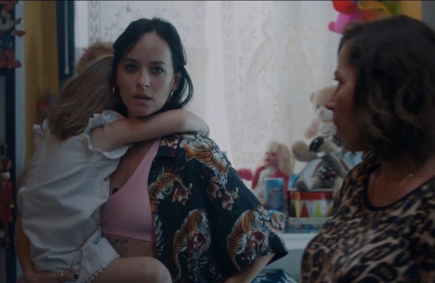 The Lost Daughter, Dakota Johnson parla del suo personaggio: «Nina sta lottando ma anche scomparendo»