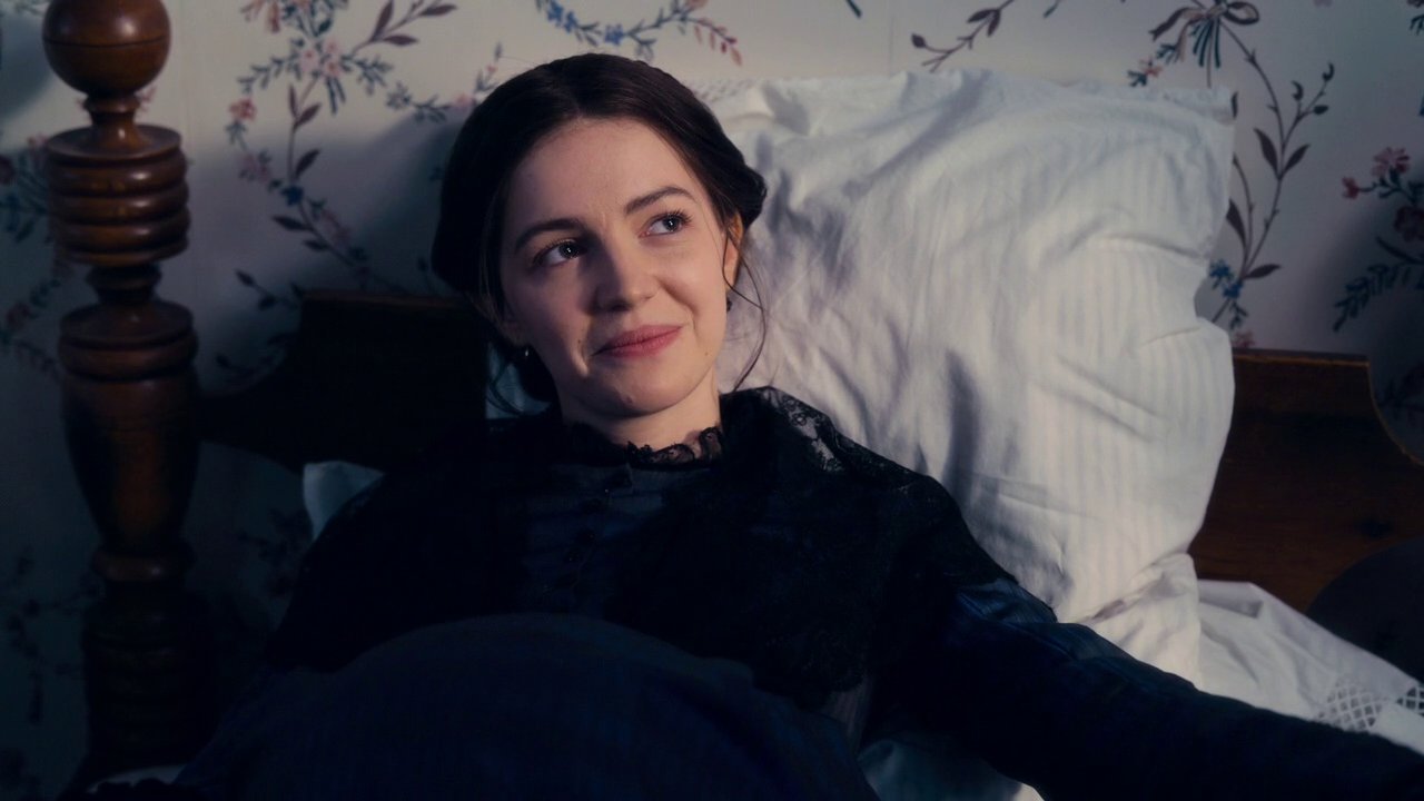 Dickinson 3: Ella Hunt parla della maternità di Sue nella terza stagione della serie