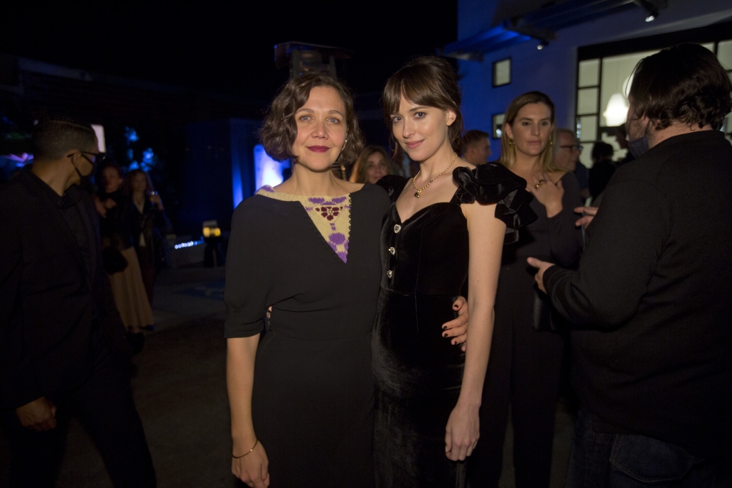 Dakota Johnson parla dell'importanza di essere diretta da Maggie Gyllenhaal in The Lost Daughter
