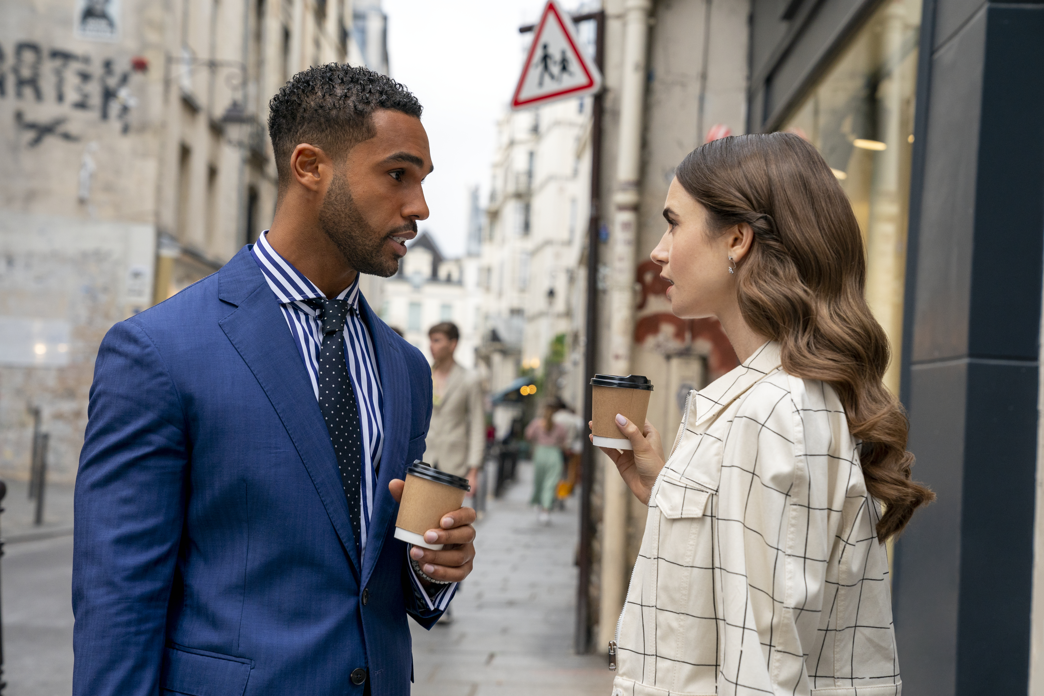 Emily in Paris 2, Lucien Laviscount parla del suo personaggio nella seconda stagione della serie con Lily Collins