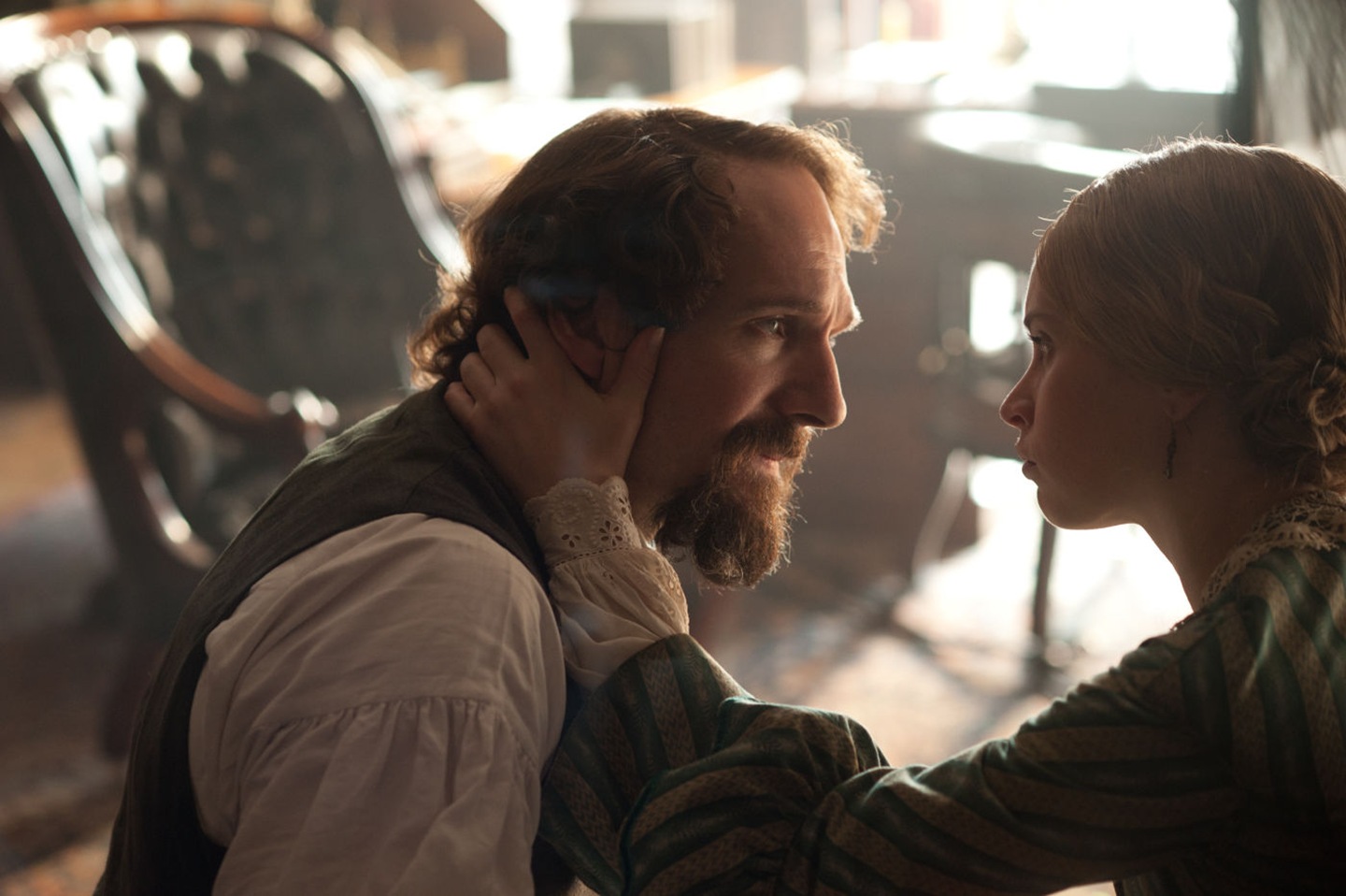 The Invisible Woman: Ralph Fiennes e Felicity Jones raccontano la storia d'amore tra Charles Dickens e Nelly Ternan
