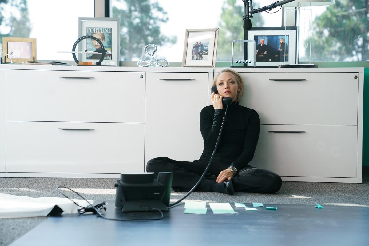The Dropout: le prime immagini di Amanda Seyfried nei panni di Elizabeth Holmes nella serie Hulu