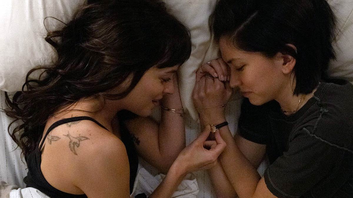 La prima immagine di AM I OK? con Dakota Johnson e Sonoya Mizuno