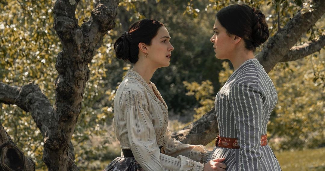 Ella Hunt parla della modernità che unisce Emily e Sue in Dickinson 3