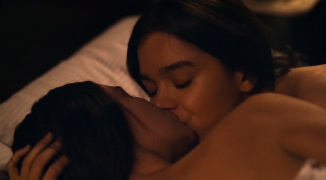 Dickinson 3, Hailee Steinfeld rivela: «Io ed Ella Hunt siamo entusiaste della scena intima tra Emily e Sue»