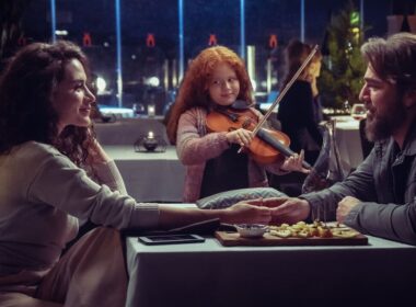 Il violino di mio padre: l'emozionante film Netflix che racconta la storia una piccola orfana