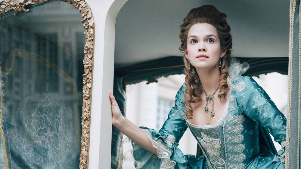 Marie Antoniette: la prima immagine di Emilia Schüle nella nuova serie in costume di Deborah Davis