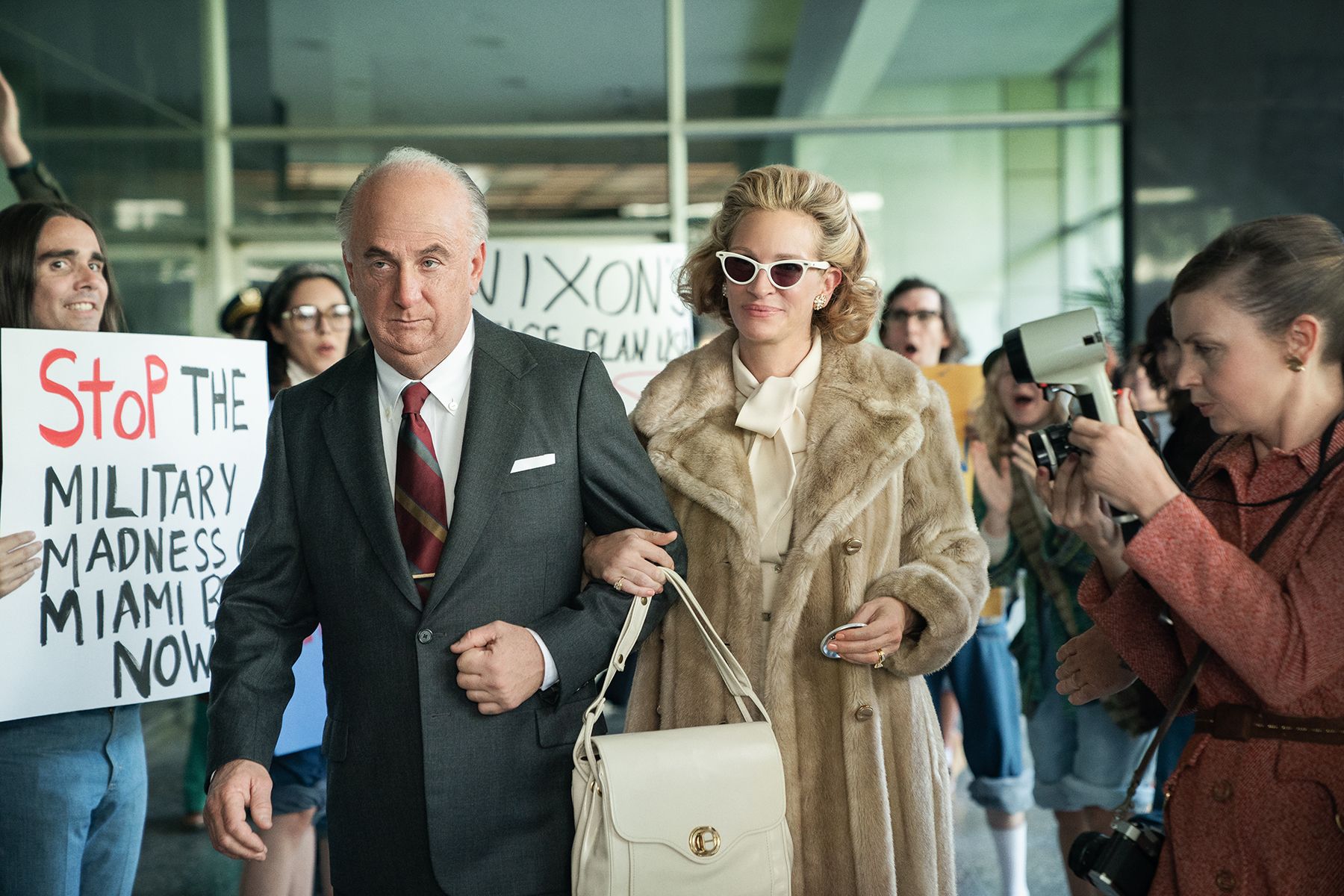 Gaslit: le prime immagini dell’impressionante trasformazione di Julia Roberts e Sean Penn nella serie sullo scandalo Watergate