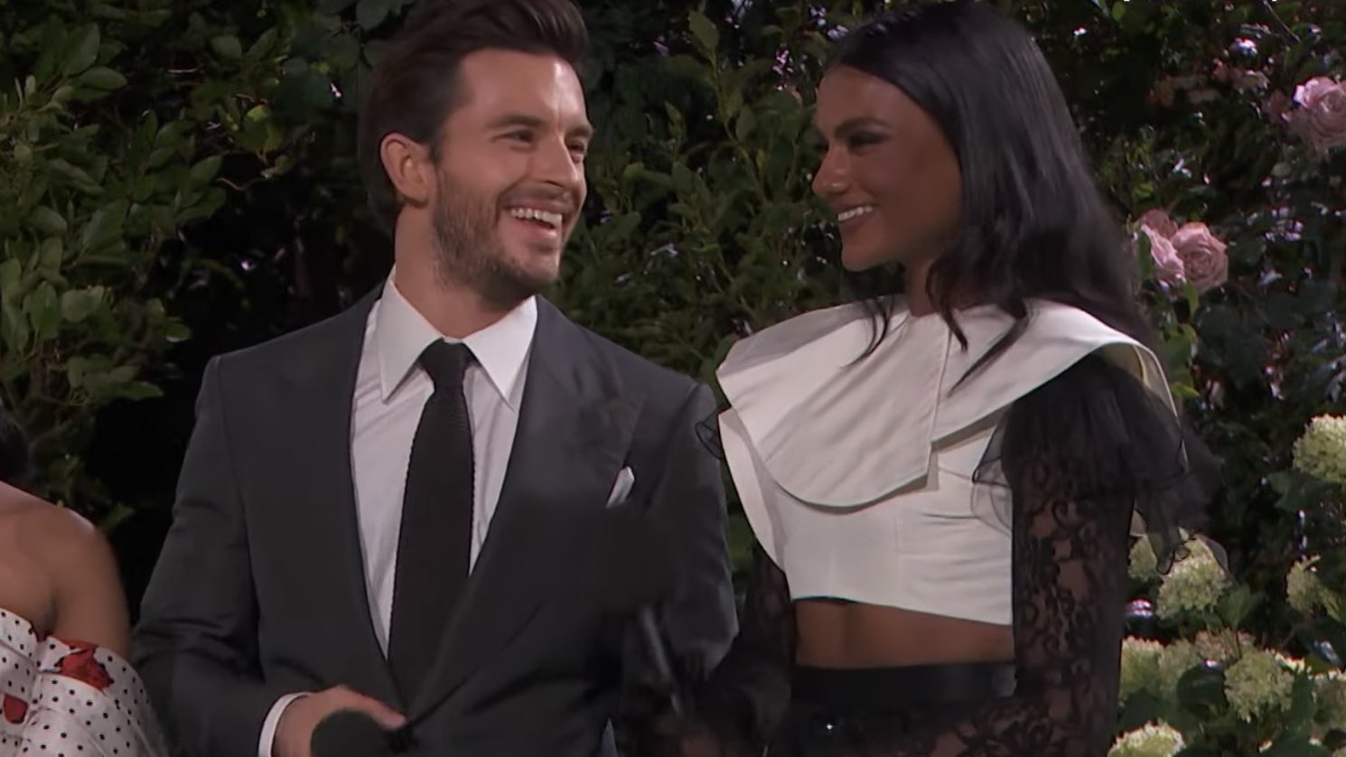 Bridgerton 2, Simone Ashley parla del rapporto con Jonathan Bailey: «Mi sono sentita a mio agio con lui»