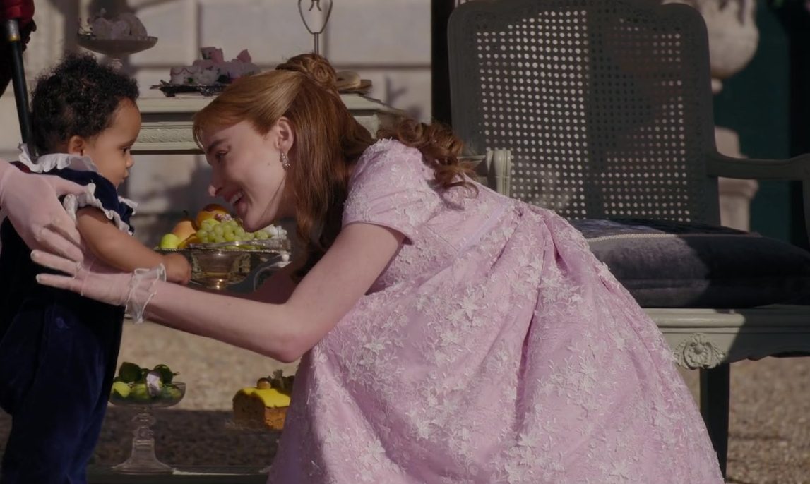 Bridgerton 2: Phoebe Dynevor racconta: «Daphne è una madre e una moglie, è stato bello esplorare questo suo nuovo capitolo»