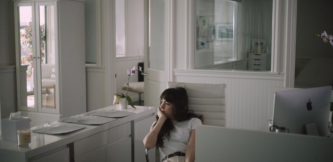 AM I OK?: il film con protagonista Dakota Johnson debutterà in anteprima su HBO Max il 1 settembre 2022
