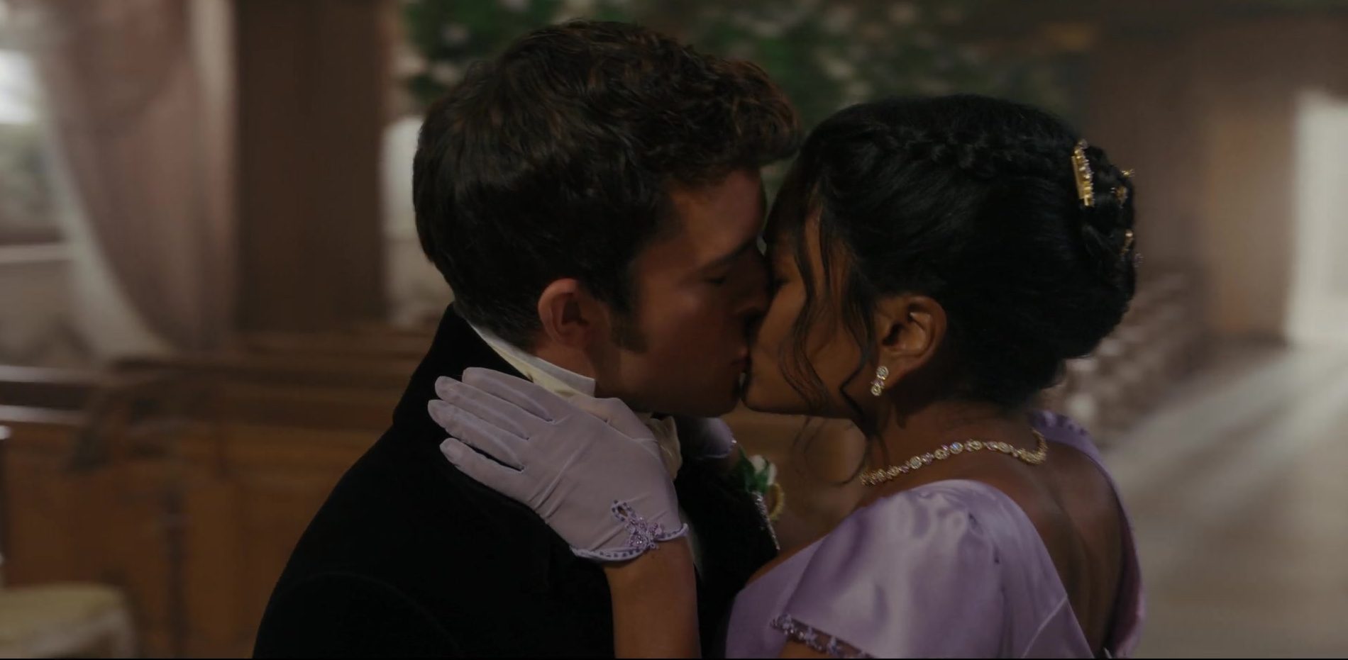 Bridgerton 3, Simone Ashley rivela: «Mi piacerebbe vedere la luna di miele di Kate e Anthony»