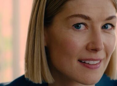 Saltburn: Rosamund Pike sarà la protagonista del nuovo film di Emerald Fennell