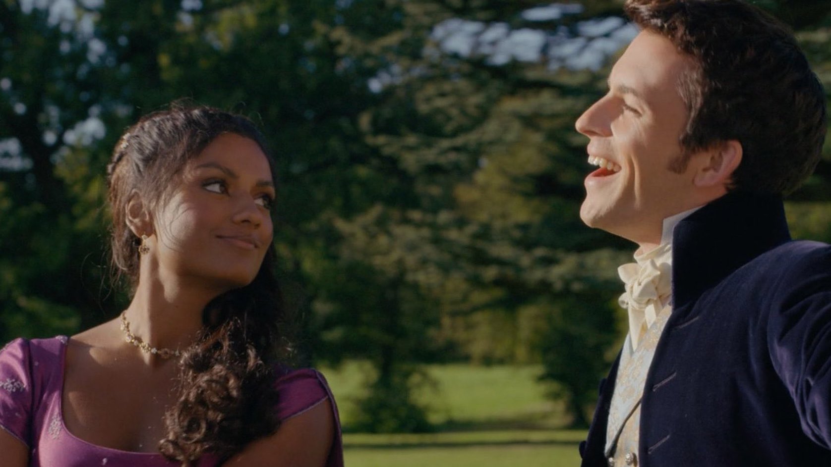 Bridgerton 2, Simone Ashley parla del suo legame con Jonathan Bailey: «Ci sentiamo ogni giorno»
