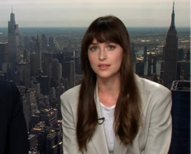 Dakota Johnson difende il diritto all’aborto: «Nessuna donna dovrebbe essere costretta a ricorrere a metodi non sicuri per abortire»