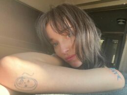 Bridgerton: Phoebe Dynevor cambia look e si mostra su Instagram con un nuovo colore di capelli e un tatuaggio
