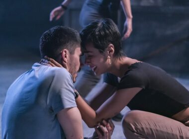 Chi scherza col fuoco: su Netflix la serie messicana che racconta di un giovane che cerca l'assassino di suo fratello