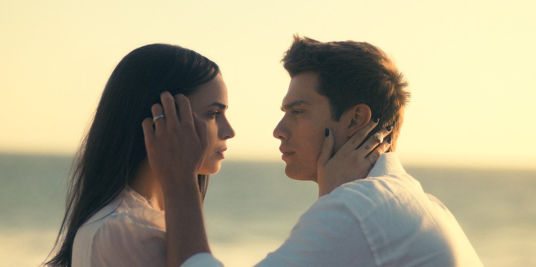 Purple Hearts: Sofia Carson parla del primo incontro con Nicholas Galitzine prima delle riprese del film Netflix