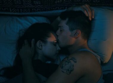 Purple Hearts: Sofia Carson parla dell'unica scena intima mostrata tra Cassie e Luke e della delicata scena a letto che hanno deciso di inserire nel film