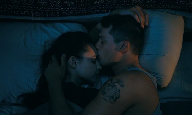 Purple Hearts: Sofia Carson parla dell'unica scena intima mostrata tra Cassie e Luke e della delicata scena a letto che hanno deciso di inserire nel film