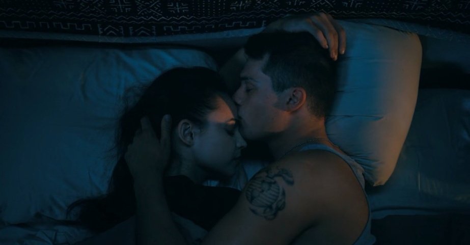 Purple Hearts: Sofia Carson parla dell'unica scena intima mostrata tra Cassie e Luke e della delicata scena a letto che hanno deciso di inserire nel film
