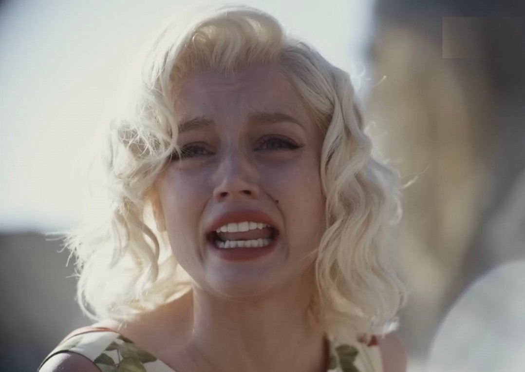 Blonde, Ana de Armas parla della disturbante scena di sesso orale tra Marilyn Monroe e il presidente Kennedy: «Volevo far sentire alle persone ciò che lei ha provato»