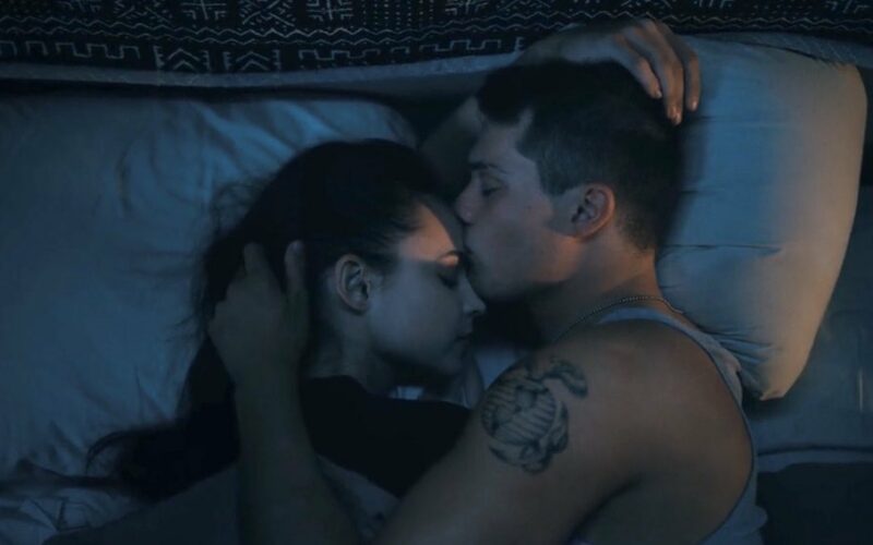 Purple Hearts, Sofia Carson rivela una scena intima che ha improvvisato con Nicholas Galitzine e le scene più emozionati che hanno girato insieme