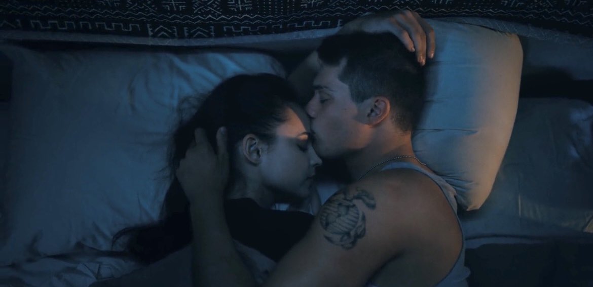 Purple Hearts, Sofia Carson rivela una scena intima che ha improvvisato con Nicholas Galitzine e le scene più emozionati che hanno girato insieme