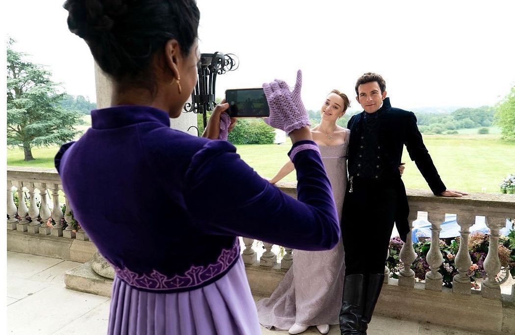 Bridgerton 2: Jonathan Bailey condivide alcune foto del set con Phoebe Dynevor e Simone Ashley per festeggiare la candidatura della serie ai National Television Awards 2022