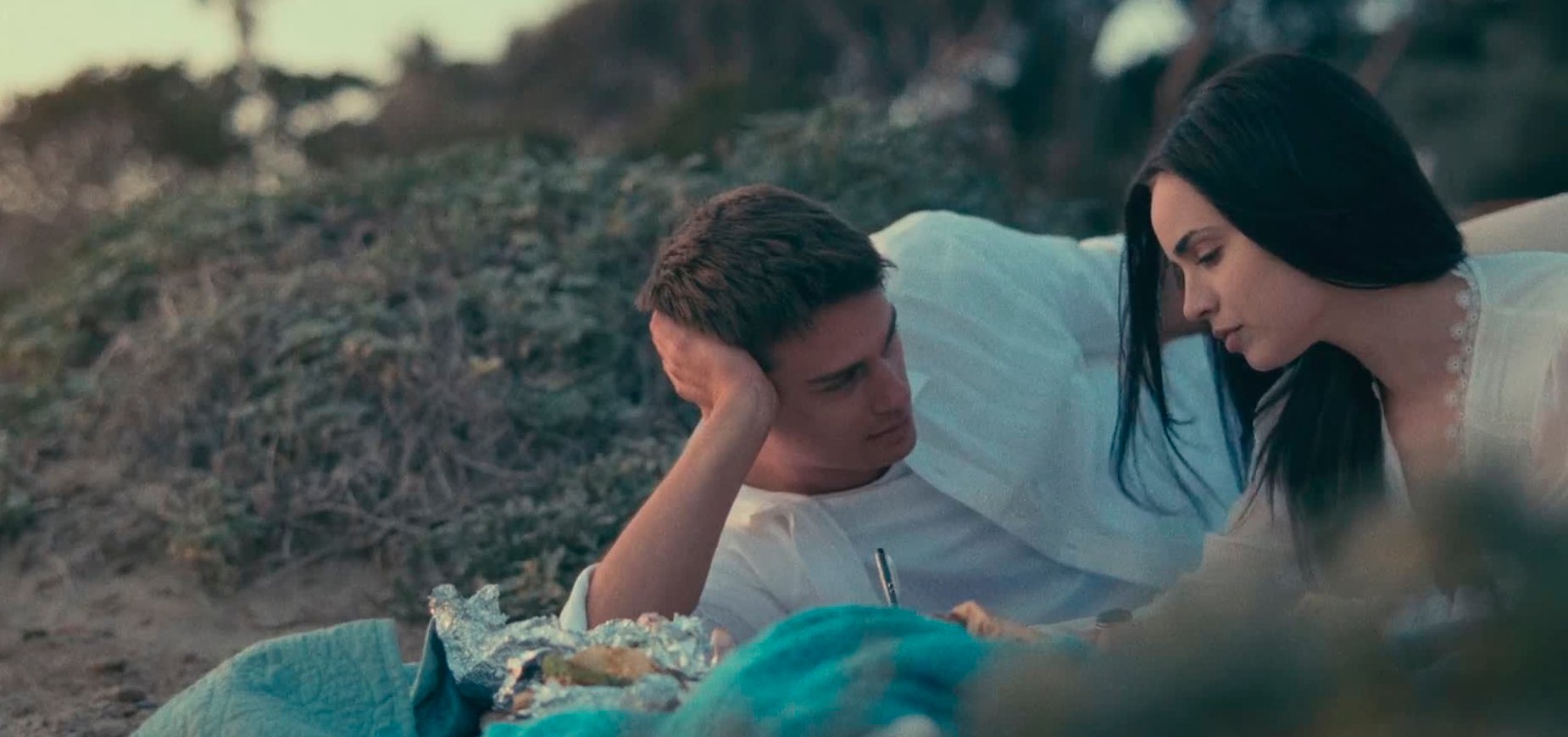 Purple Hearts: una conduttrice ha chiesto a Sofia Carson come ha fatto a non innamorarsi di Nicholas Galitzine durante le riprese del film Netflix