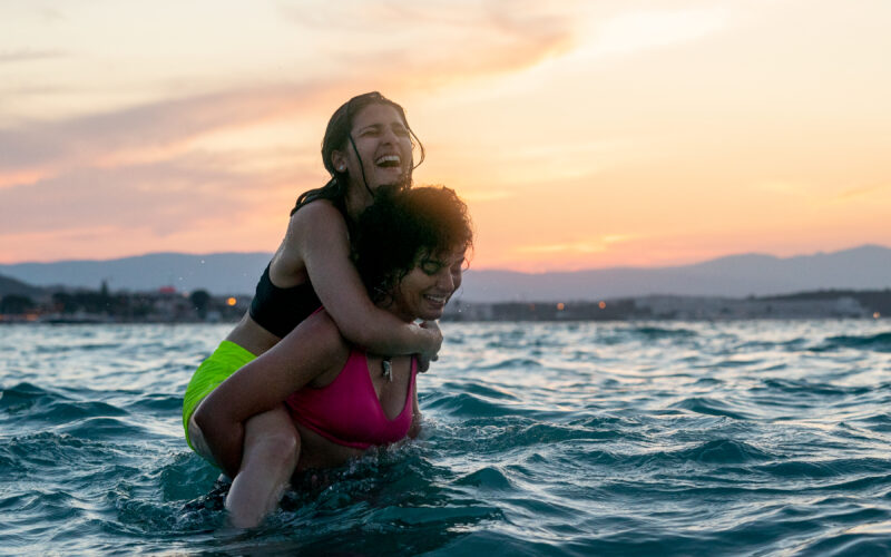 Le nuotatrici: su Netflix il film drammatico racconta la vera storia di due sorelle che intraprendono un viaggio rischioso