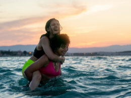 Le nuotatrici: su Netflix il film drammatico racconta la vera storia di due sorelle che intraprendono un viaggio rischioso
