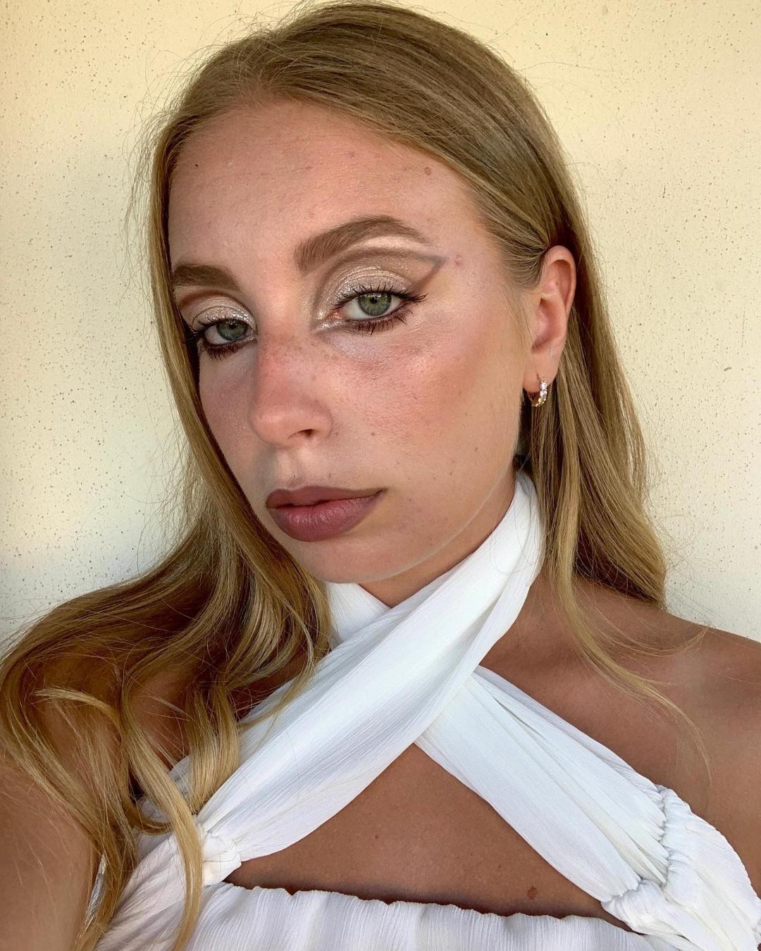 I consigli della makeup artist Ilaria Fortuna per un trucco perfetto per Natale e Capodanno 2022