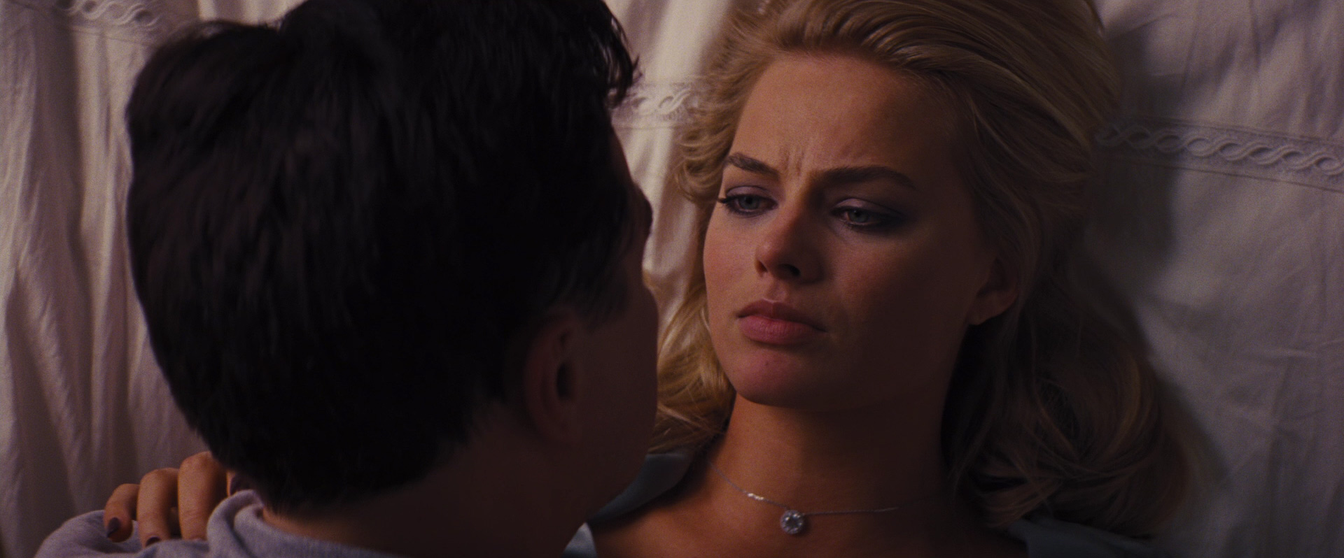 Leonardo Dicaprio E Margot Robbie Si Baciano Margot Robbie Climbing