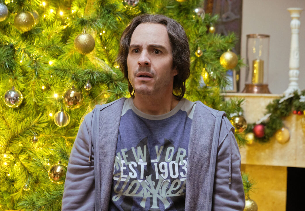 Natale tutti i giorni: su Netflix il film che racconta del burbero Chuy che è preda di un incantesimo temporale che lo obbliga a rivivere ogni anno il Natale