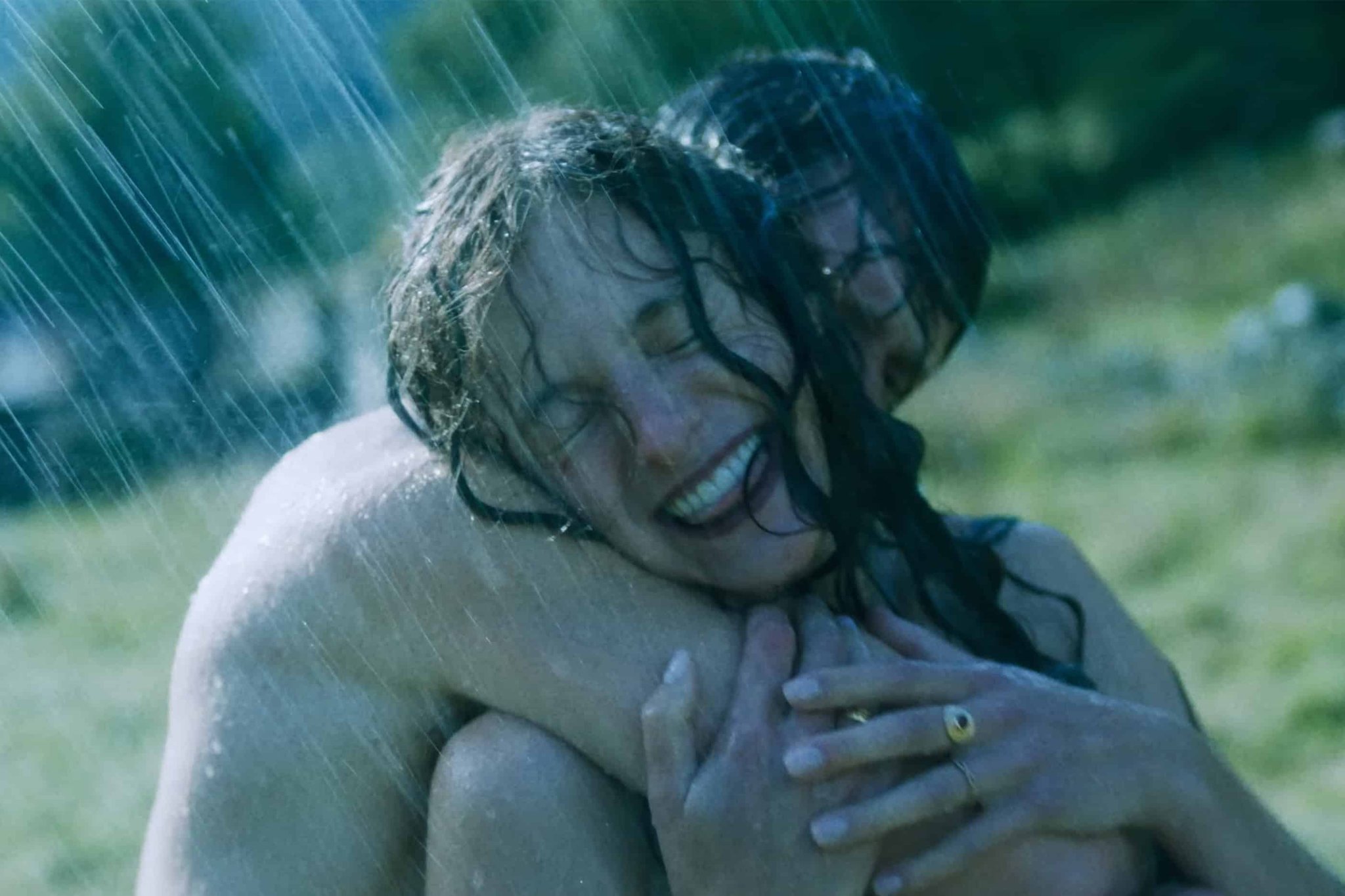 L'amante di Lady Chatterley: Emma Corrin parla della difficile scena intima tra Connie e Oliver girata sotto la pioggia