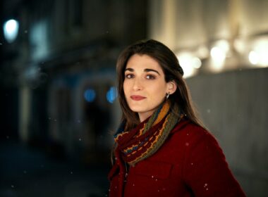 Odio il Natale: su Netflix la serie romantica che racconta la storia di una trentenne alle prese con la ricerca dell’amore per il momento più critico dell’anno