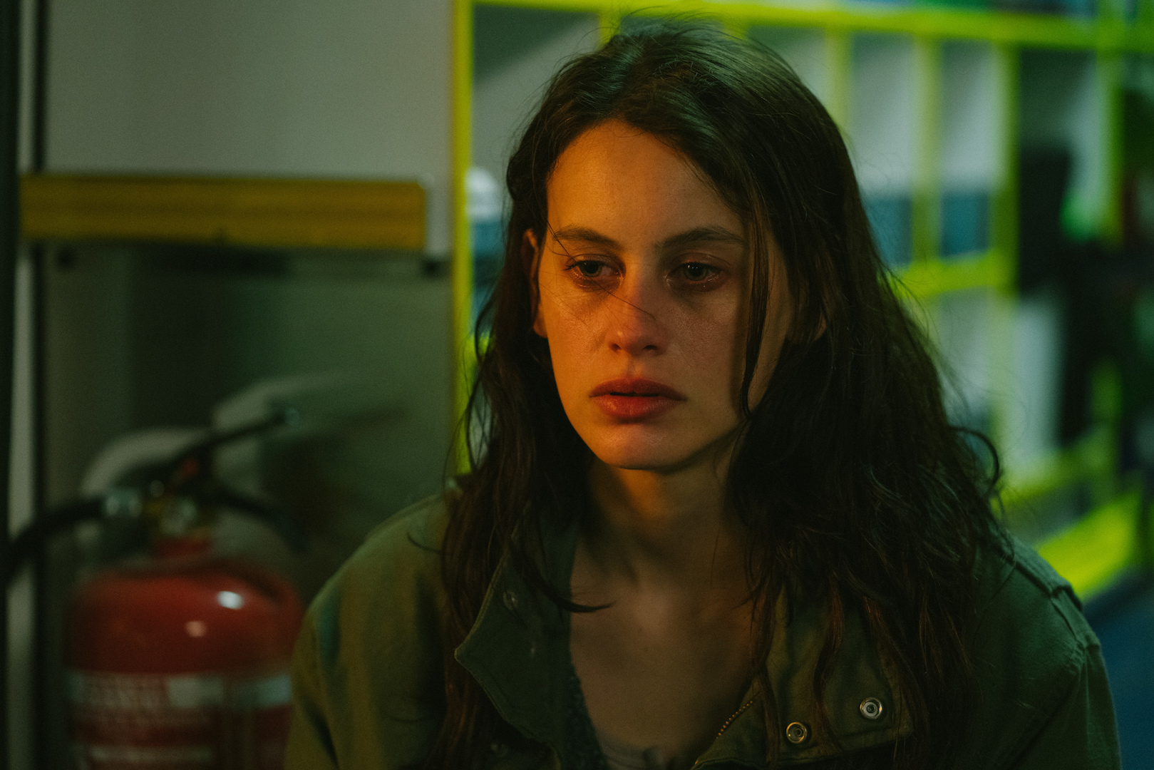 La ragazza di neve: su Netflix la nuova serie thriller racconta di una giornalista che decide di cercare una bambina scomparsa