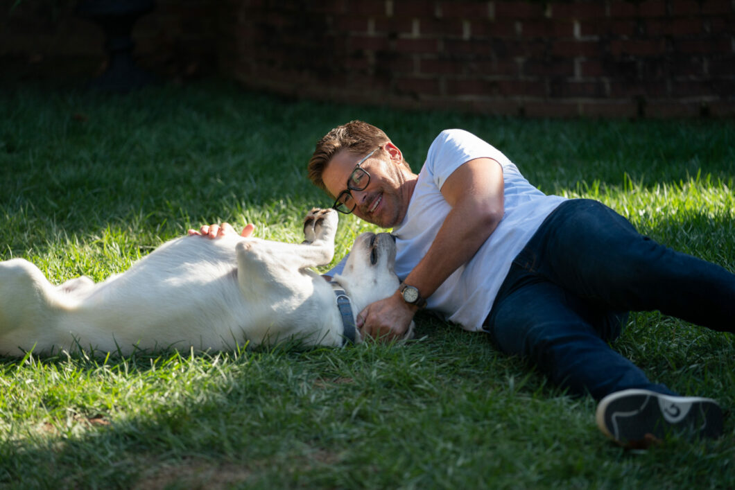 Dog Gone - Lo straordinario viaggio di Gonker: il nuovo film di Netflix è tratto dal libro di Pauls Toutonghi